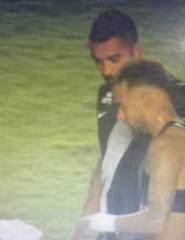 赛后跟内马尔要球衣 达伽马右卫遭球迷当街质问！