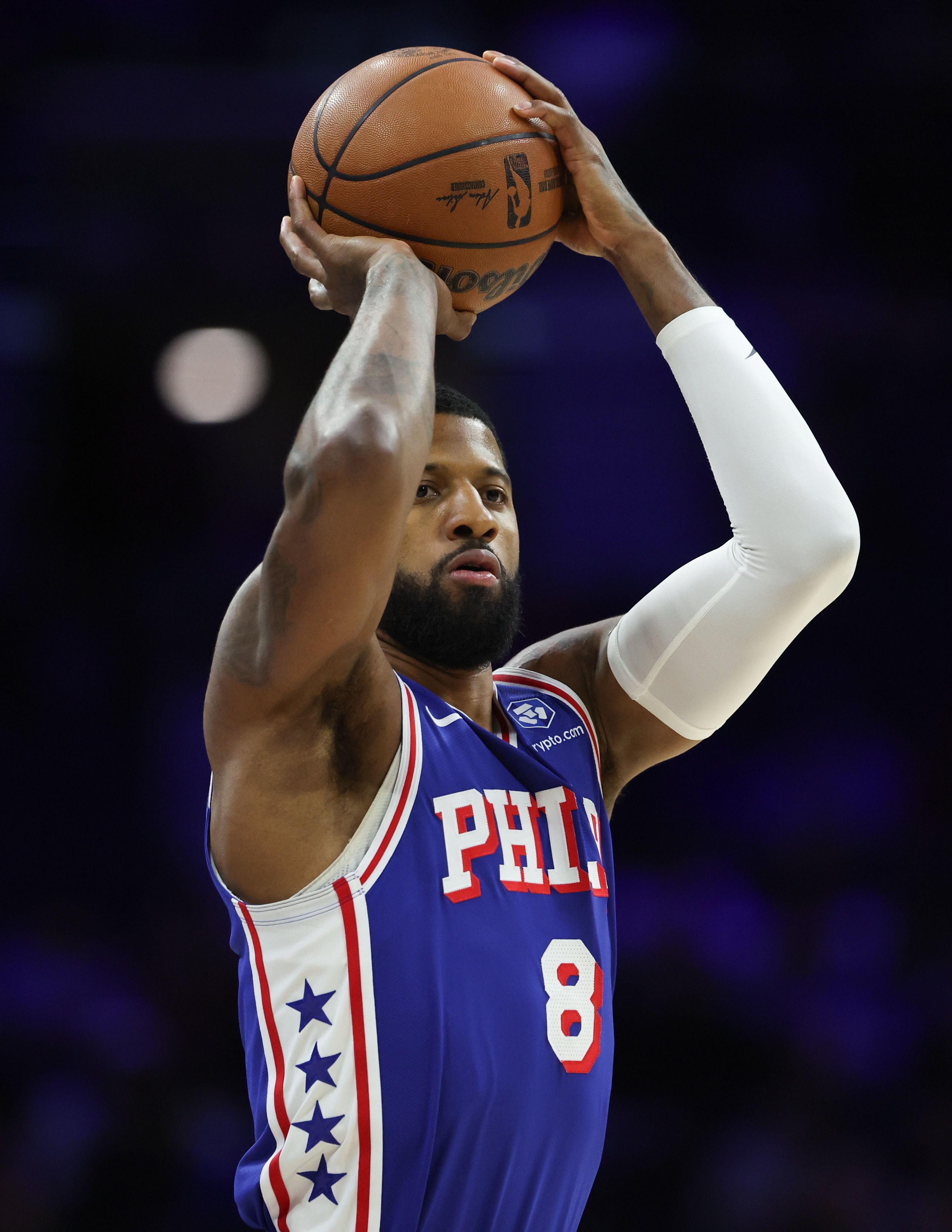 九游体育在线登陆-乔治最近6场场均25.8分6.5篮板4助攻3抢断 投篮50% 三分44.1%