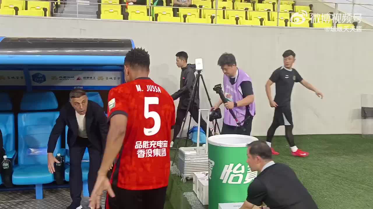 九游体育-故人相见！茹萨赛前特意找罗斯拥抱，两人曾在海港共事